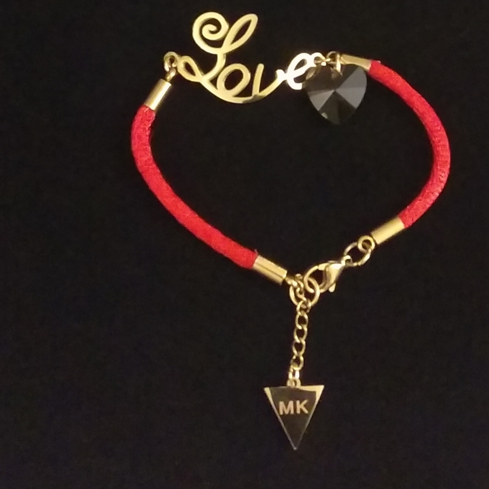Red string bracelet - Picture 2 of 3